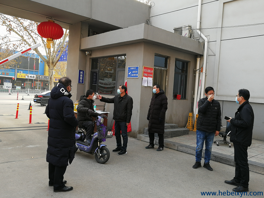 在党旗下战“疫”