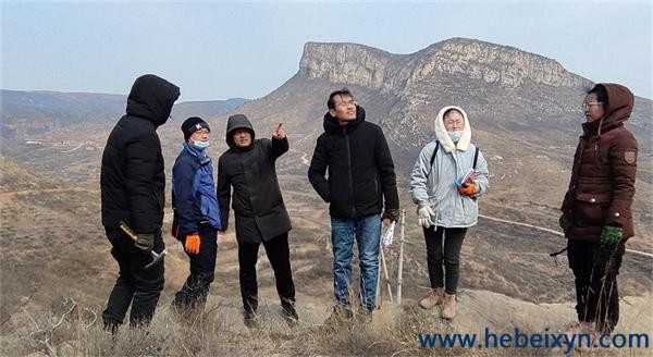 牛小军赴野外指导水文地质填图